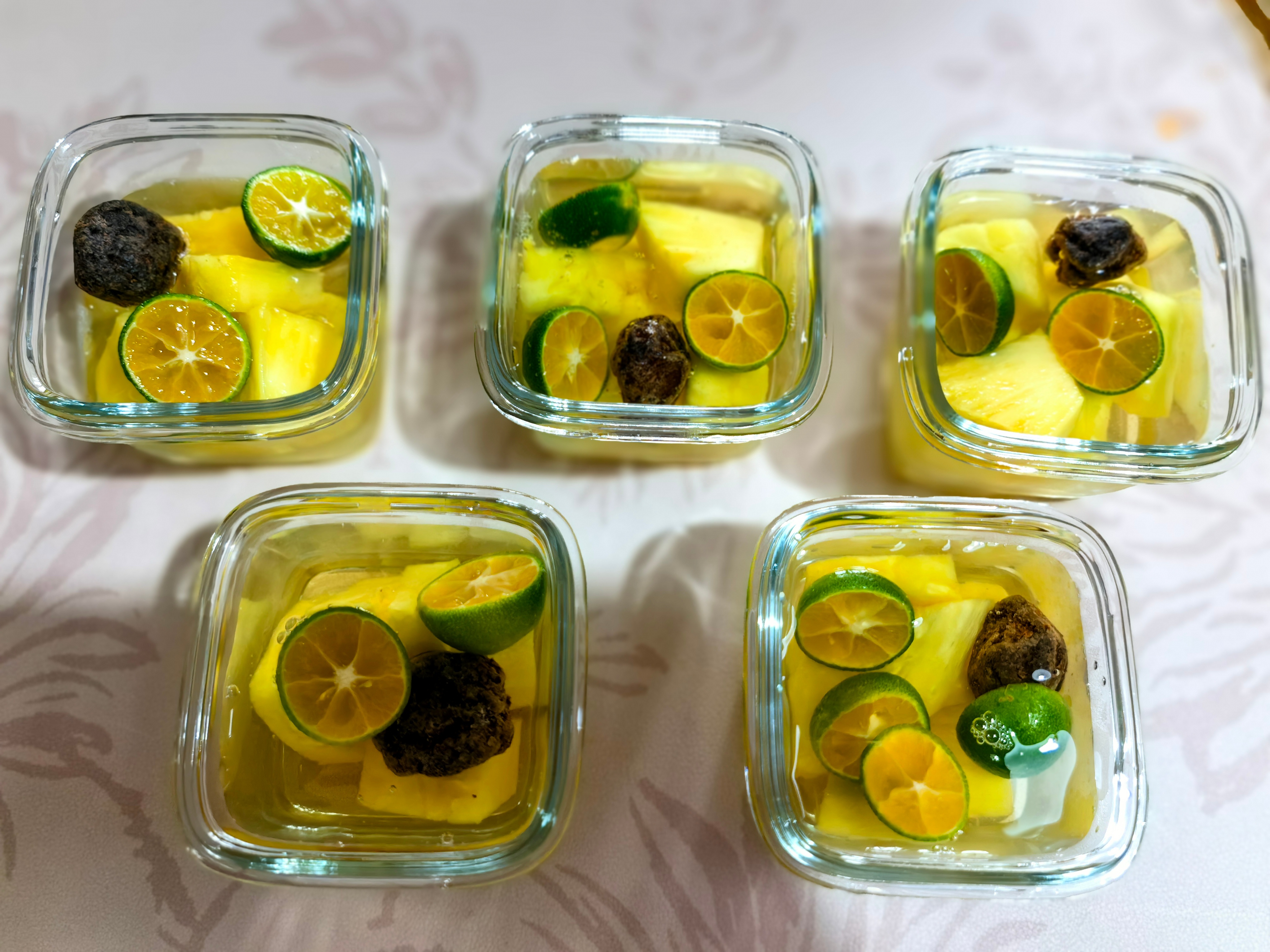 自己做了百香果蜂蜜酱，泡了菠萝青柠酒，不适合约见客户的日子，感受一下闲暇时光生活