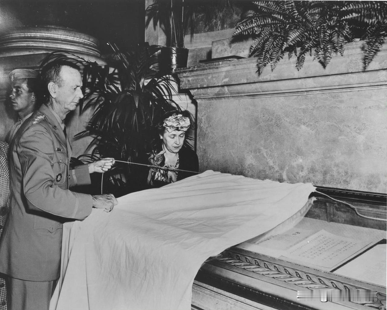 1945年9月12日，在美国华盛顿，刚从日本战俘营获释不久的乔纳森·温莱特将军受