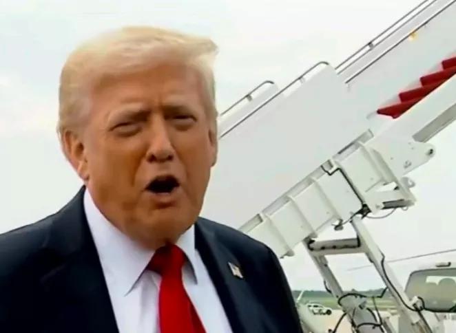 塔斯社报道，特朗普支持率大跌。

当地时间16日，美国盖洛普公司公布的一份最新民