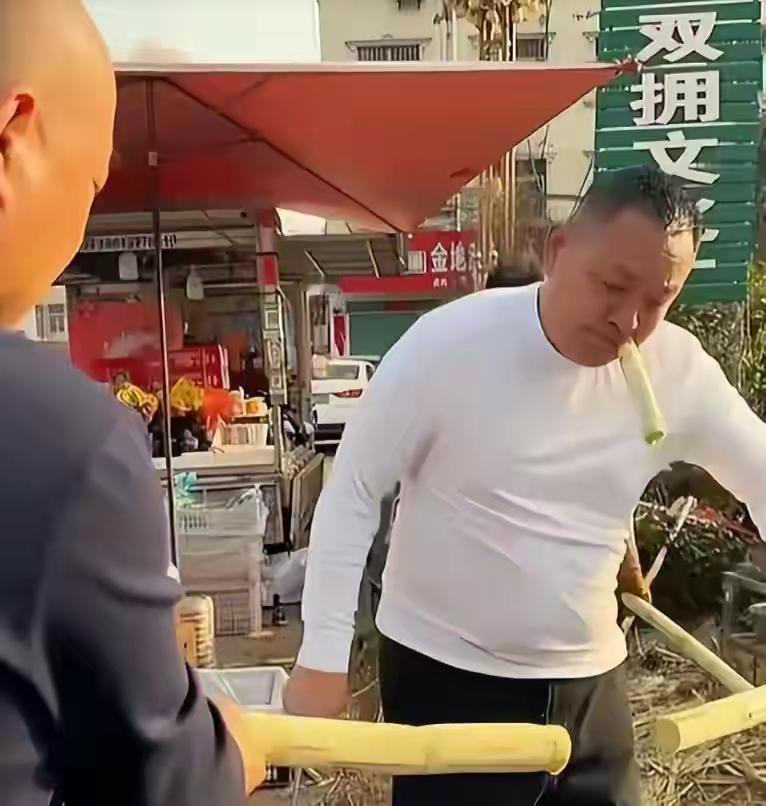 南阳街头偶遇亿万富豪于东来：蹲地削甘蔗请路人吃，多转钱给摊贩的“傻坏蛋”又让人破