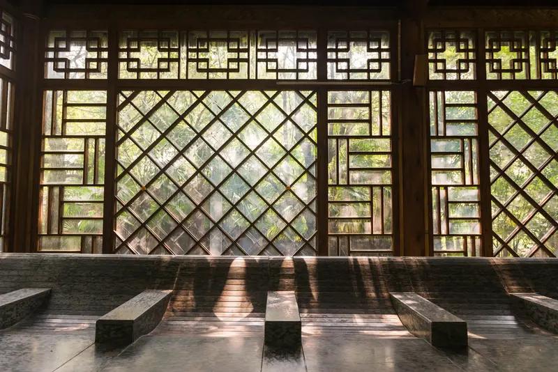 一男子在养生馆内死亡。12月13日，官方通报：周某某因胳膊不适，前往修水县一养生