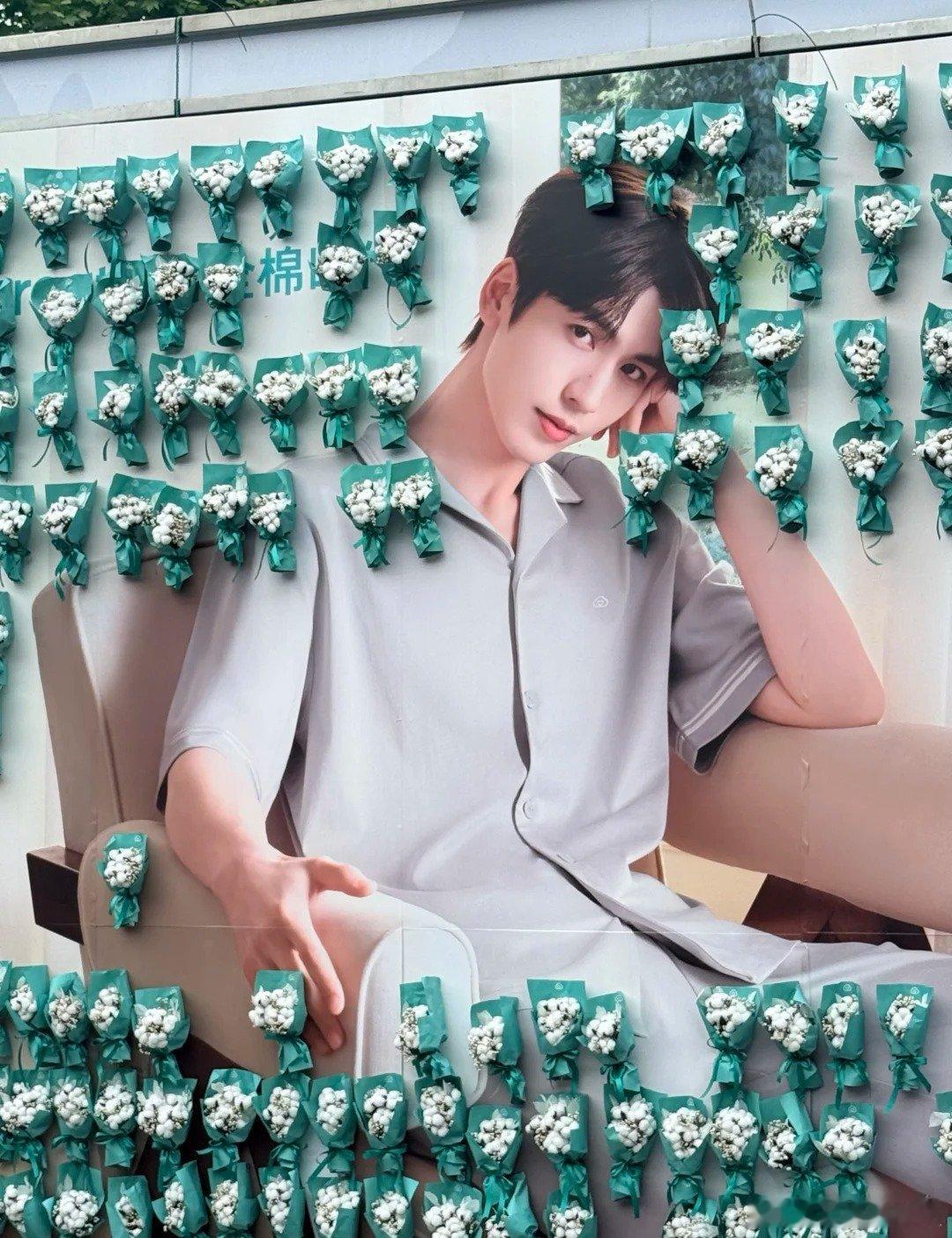 张凌赫520解锁夏日舒适男友风谁懂啊！张凌赫520西湖“遛自己”，浅灰睡衣风套装