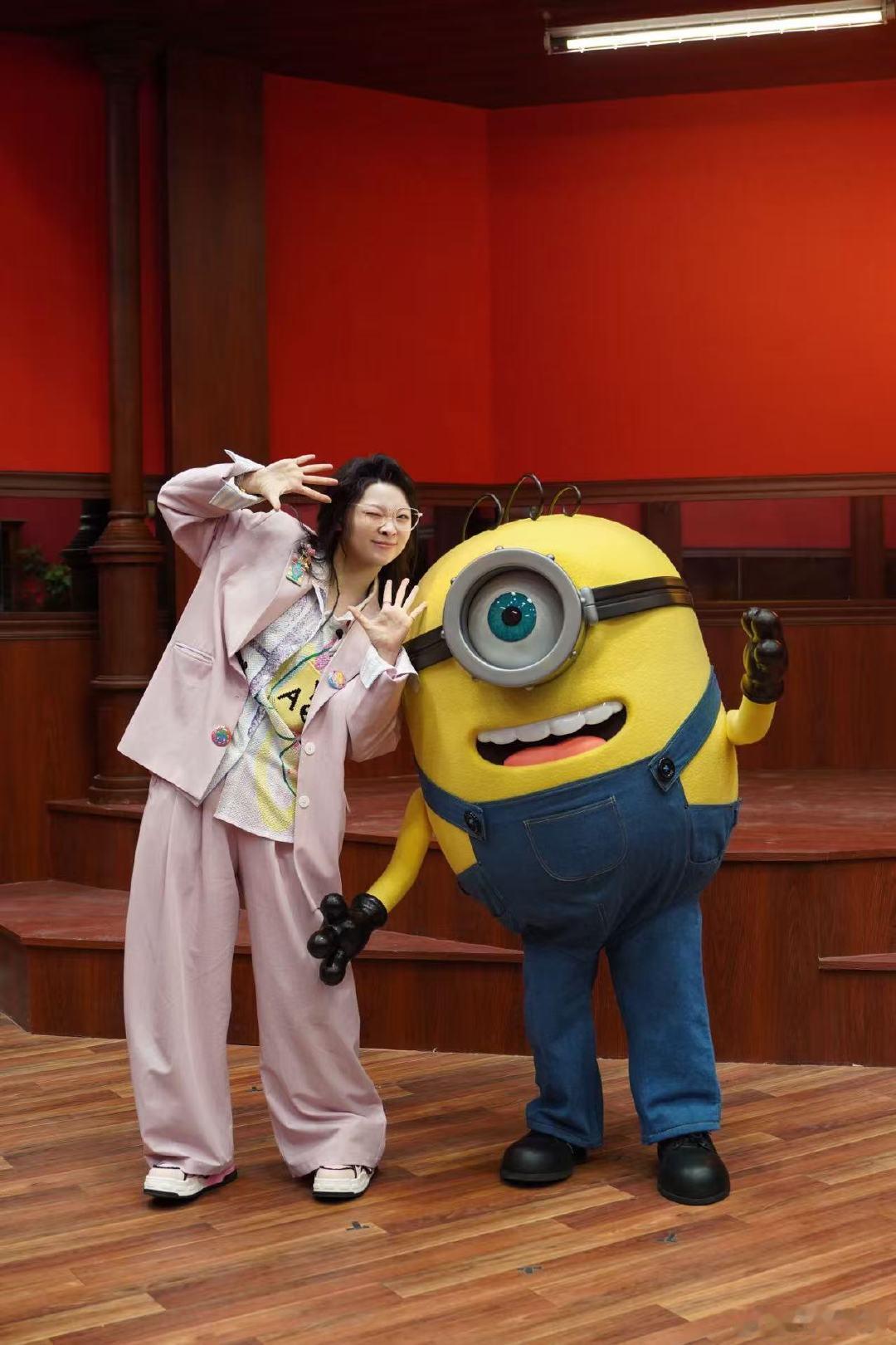嘻哈向小黄人求职演怪兽 现场欢乐值直接拉满！小黄人看完嘻哈演员精湛演出忍不住大笑