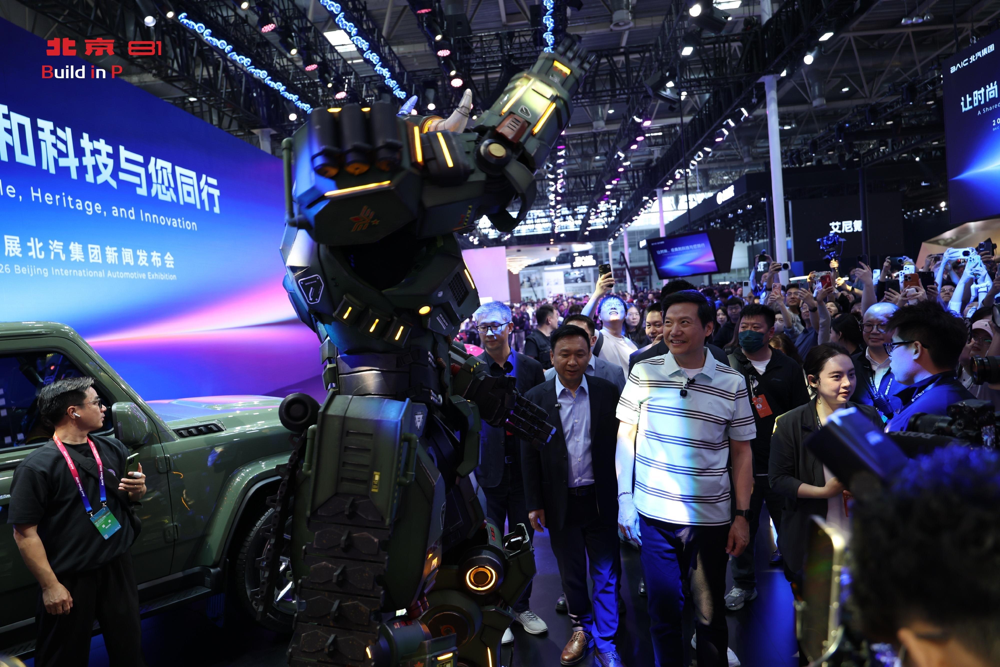 北京81展台曝雷了现场尖叫不断！北京81战术方盒子雷军一出现，展台秒变大型追星现