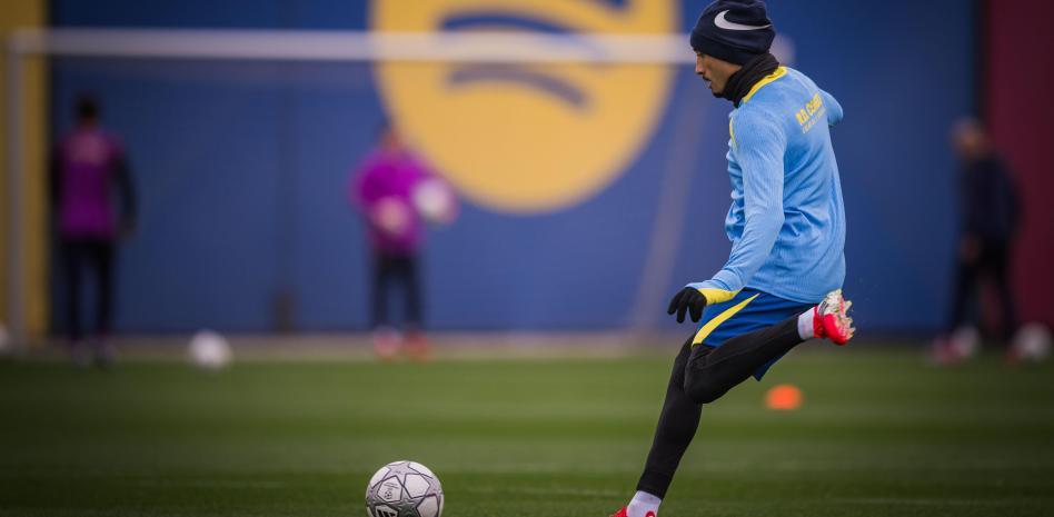 世体：拉菲尼亚已恢复训练，亚马尔费兰不会随队出征布拉格