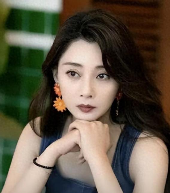 她是演员中的女富豪，豪车多的开不过来，如今46岁但活得像20岁。她叫殷桃，197