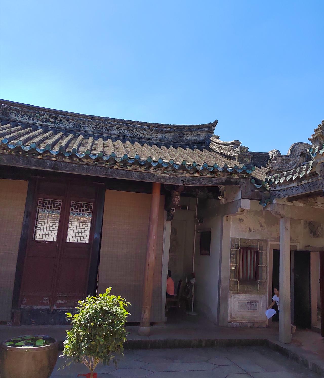 又是一年清明至，扫墓之际，家族的兴旺与否便清晰可见。所谓兴旺，既要有在外安身立命