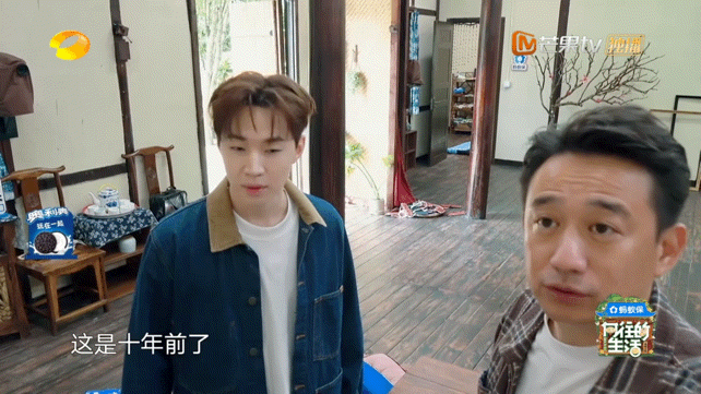 Henry看到十年前旧照的反应 简直就是忍俊不禁了， Henry看到十年前旧照的