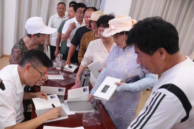 作家冷治武携新作《看不清你的脸》回乡捐赠，阜南县图书馆将设本土作家专架