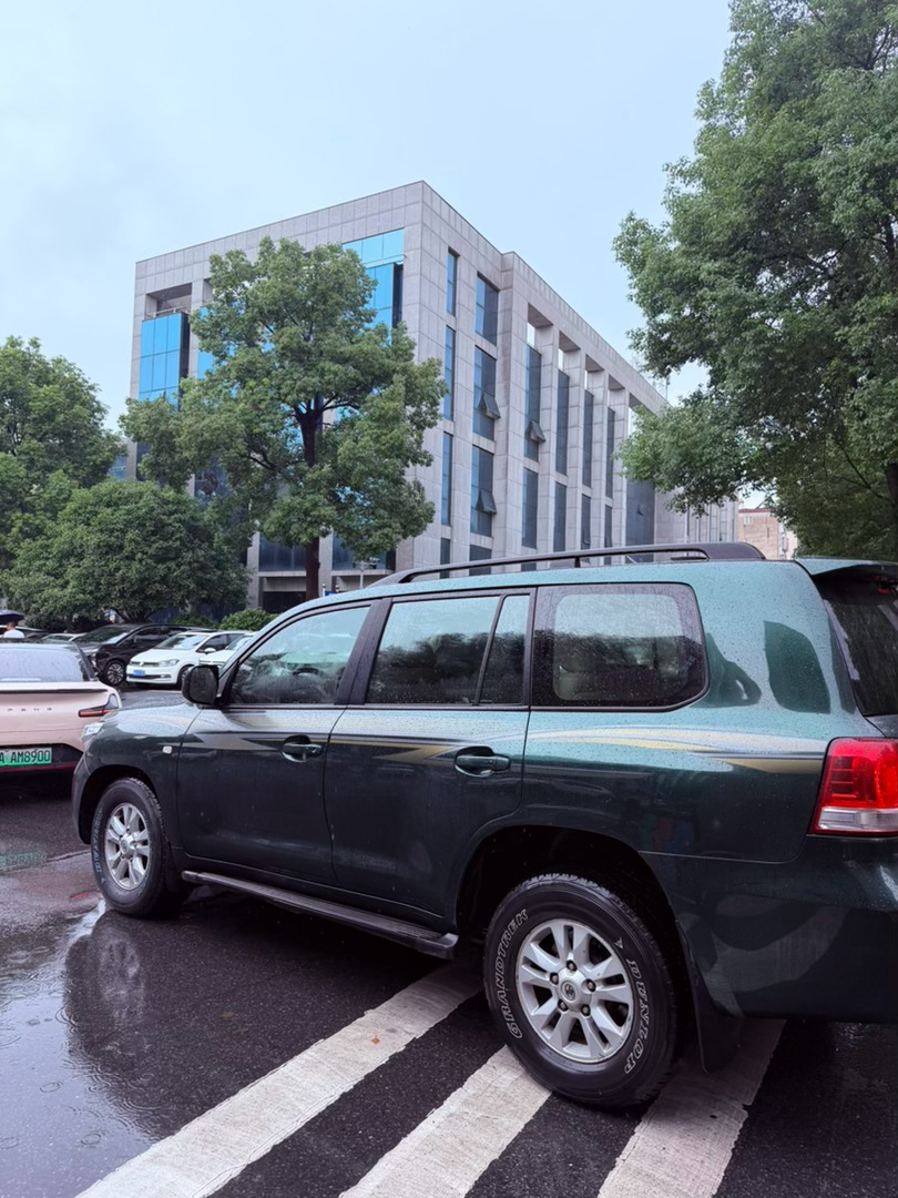 生活手记记录真实生活摄影摄影摄影细雨润湿沥青路面，墨绿色兰德酷路泽静静伫立在楼宇