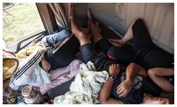 司机带病妻跑车，是爱与责任的生动写照。在生活的重压下，他没有选择放弃，而是带着妻