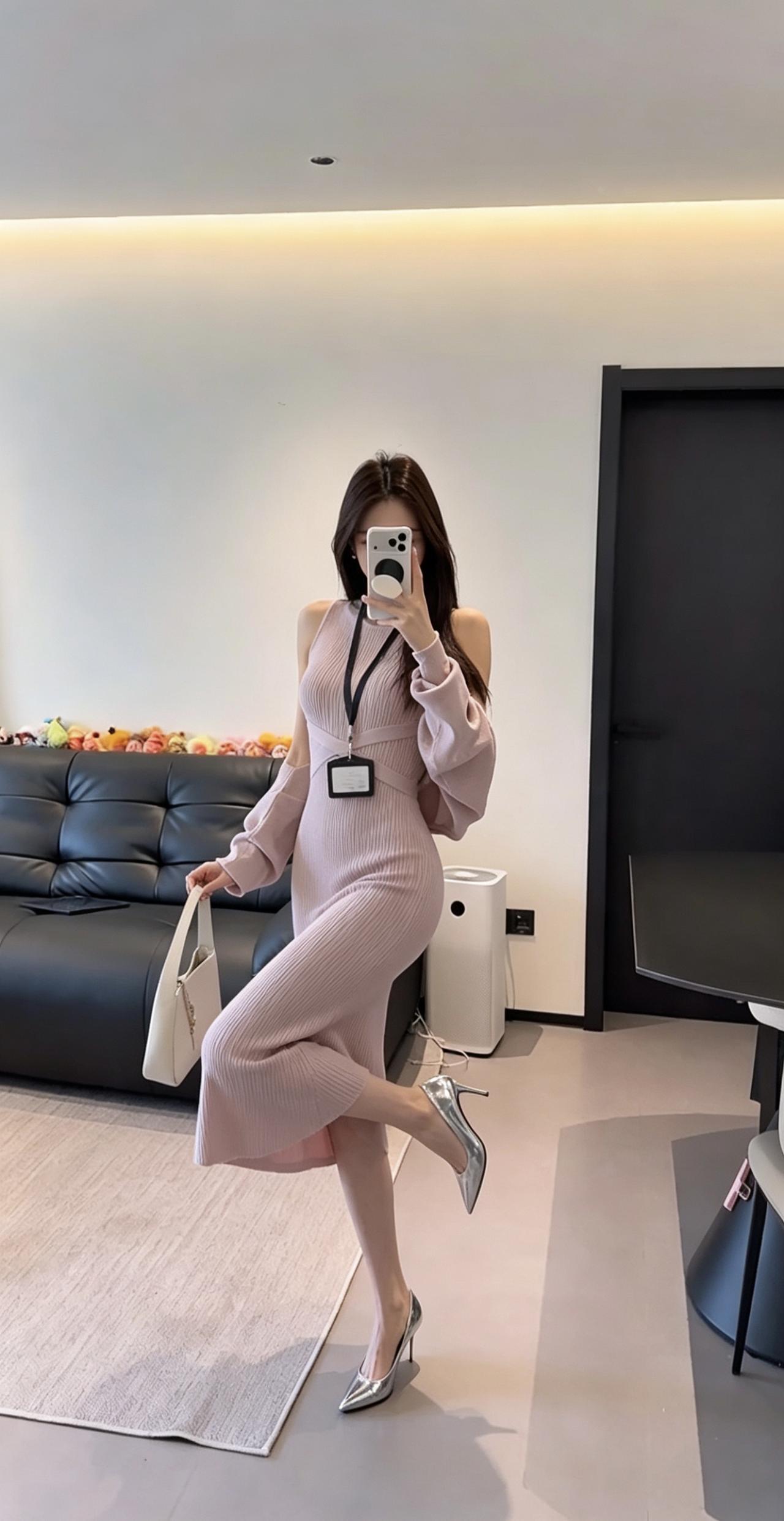 正常穿搭推荐，无不良引导。

这套是温柔气质挂的针织套裙，整体设计精致又显身材，