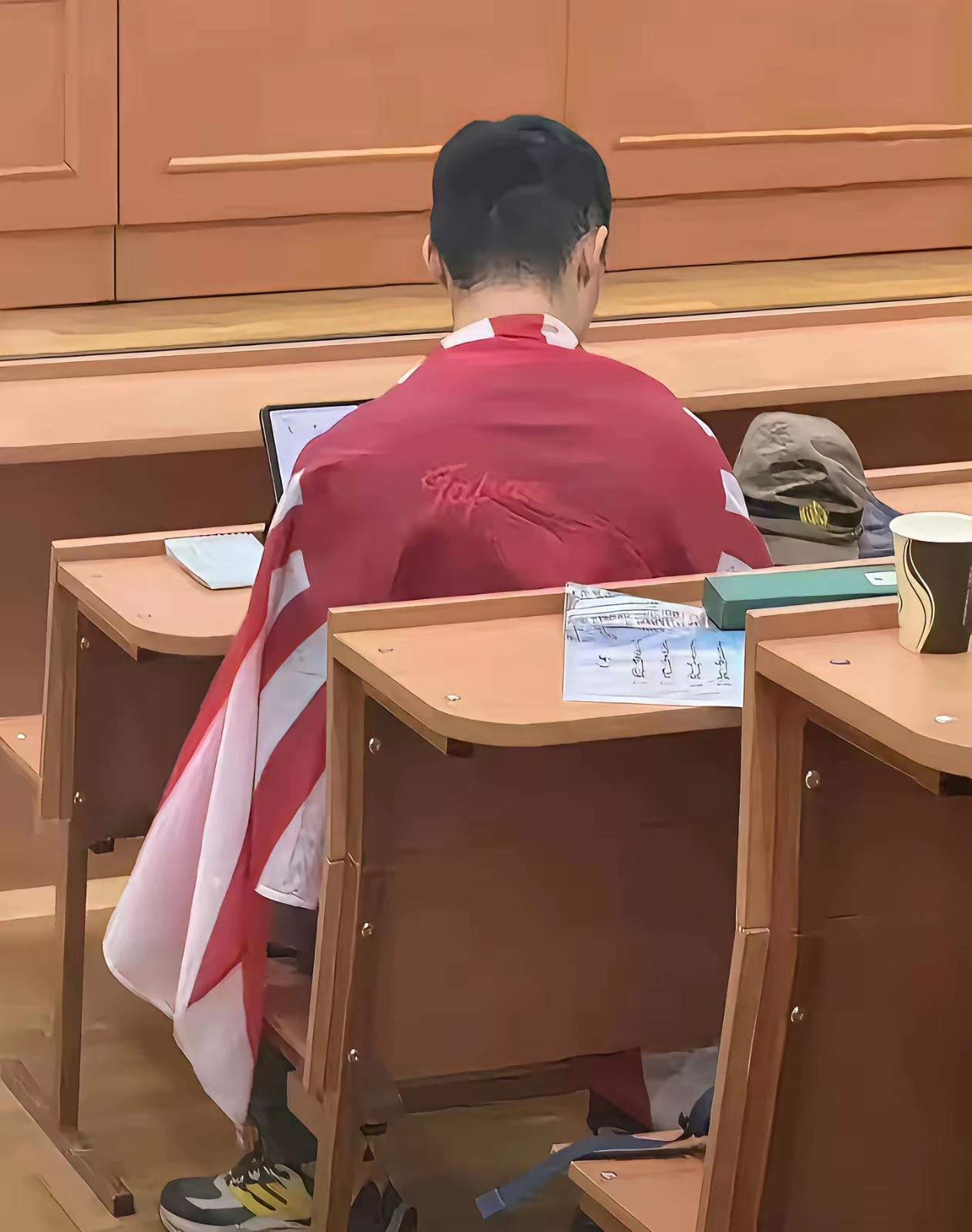 军报和人民日报都对精日精台独分子陈某某口诛笔伐了，南京这位律师却如此这般地搬出了