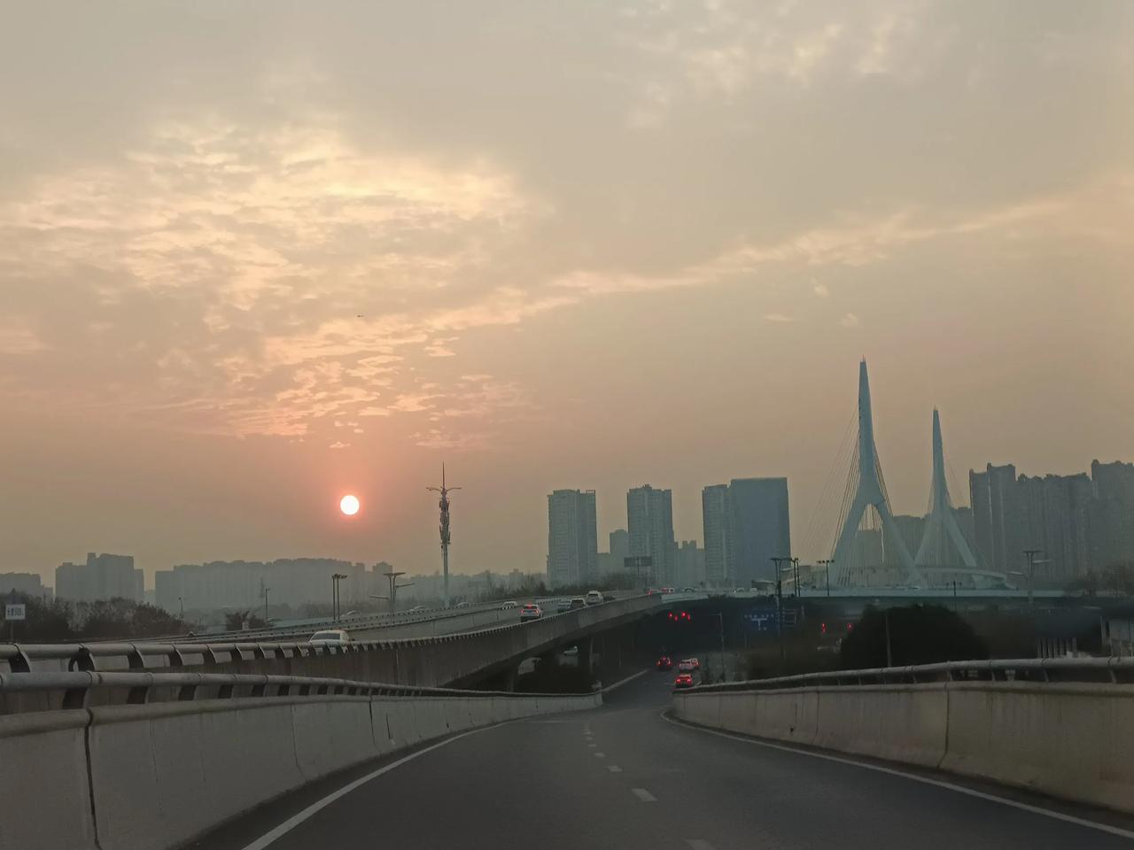 夕阳下的绵阳无限好！出尖子山隧道，火红的夕阳染红了半边天，彩霞下一号桥（三江大桥