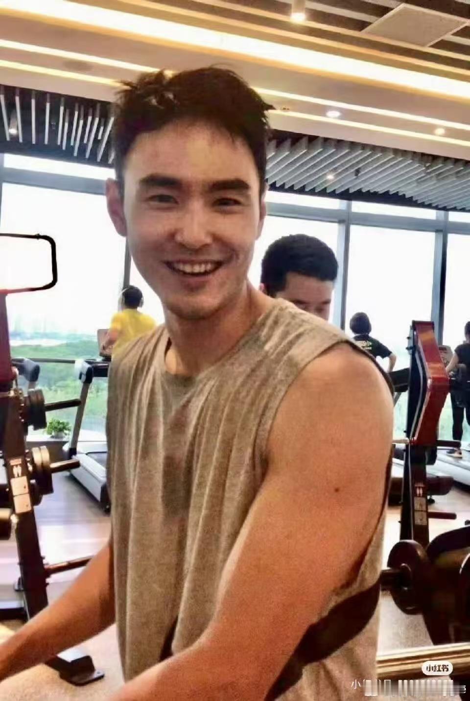 阮经天 热死了你也不能当风扇啊 强烈建议把这段设为高温预警专属BGM！配上阮经天