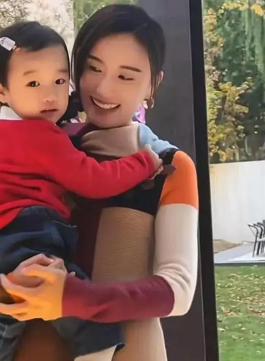 这小姑娘一双杏眼，越大越好看，她长得像妈妈，姐姐李嫣长得像爸爸。海哈金喜生完女儿