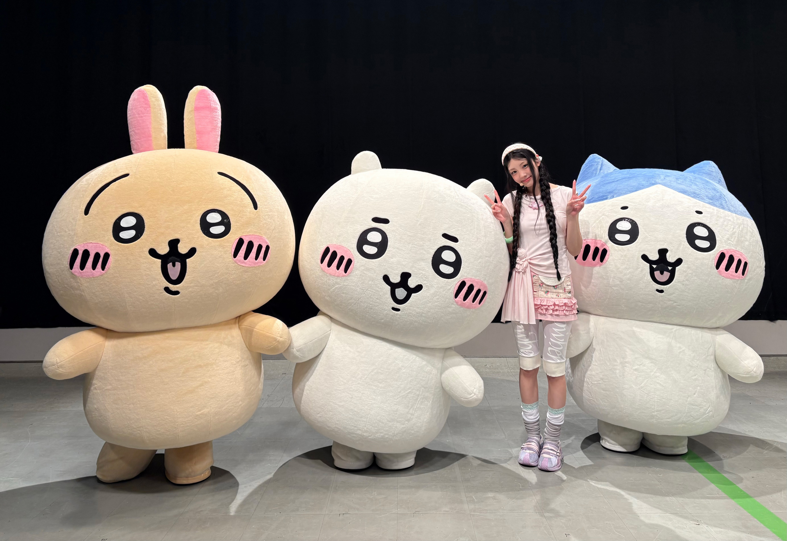 🐿️💬: 我在FNS歌谣祭上和chiikawa拍了照 