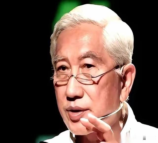 清华一位教授的话，听得人骨头缝里冒凉气。
他说，街上那些悄悄滑过的无人车，饭馆里
