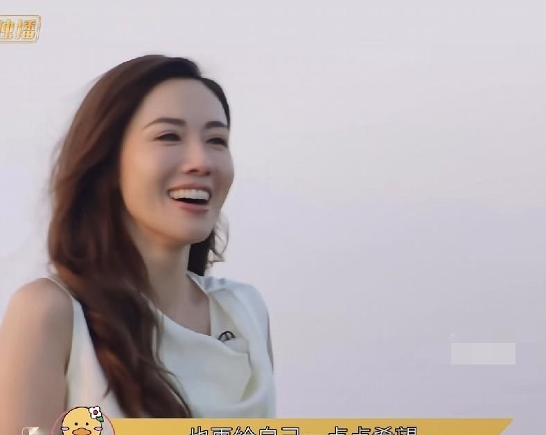 梁淞摔车门那晚我在刷直播切片。
车崇健蹲在便利店门口喂流浪猫，白衬衫袖口卷到小臂