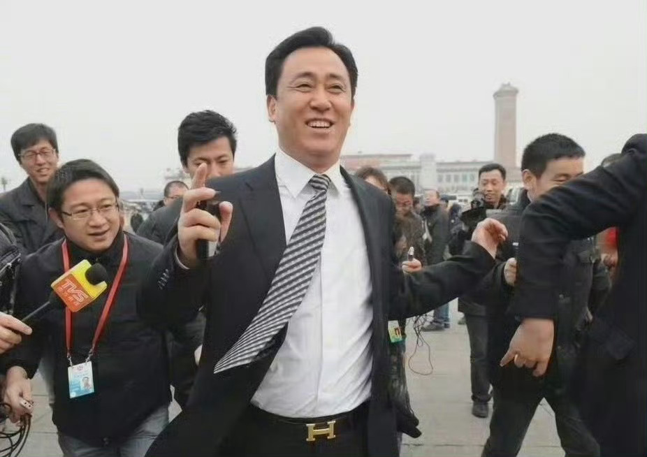 自从许家印进入就再没见到过，没想到现在已经头发眉毛都白了，曾经意气风发，被自己作