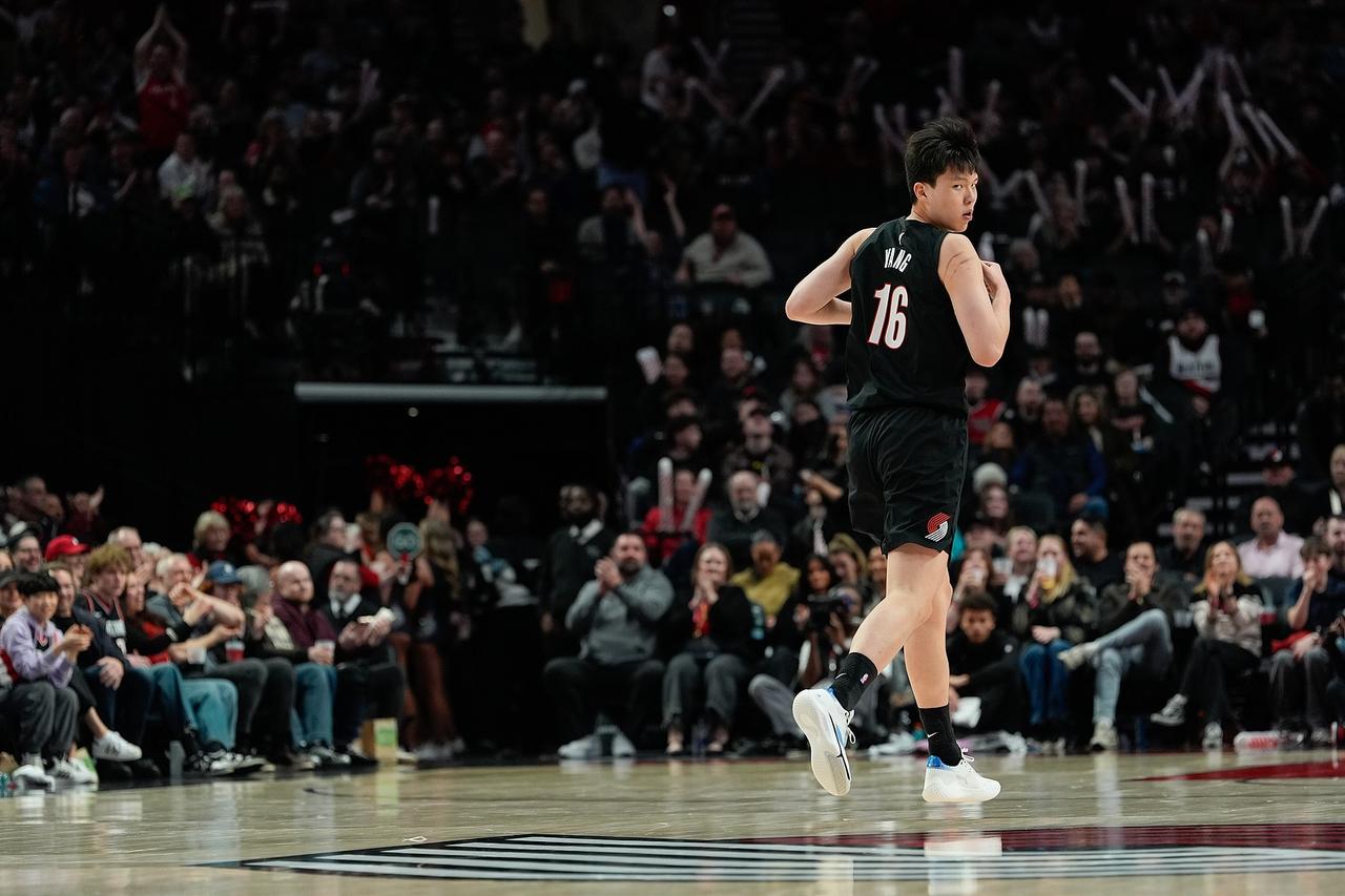 杨瀚森季后赛首秀完全没有准备好，表情有点奇怪
今天开拓者季后赛第一场比赛就输给了