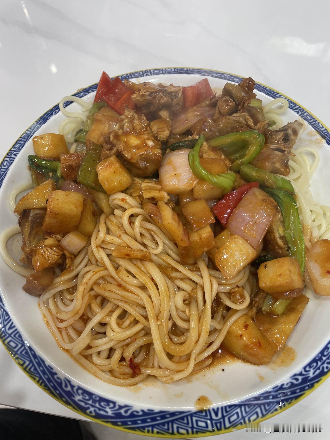有时候，山珍海味真比不上一碗面的诱惑。吃完面再坐在客厅喝茶聊天，惬意得很。简单的