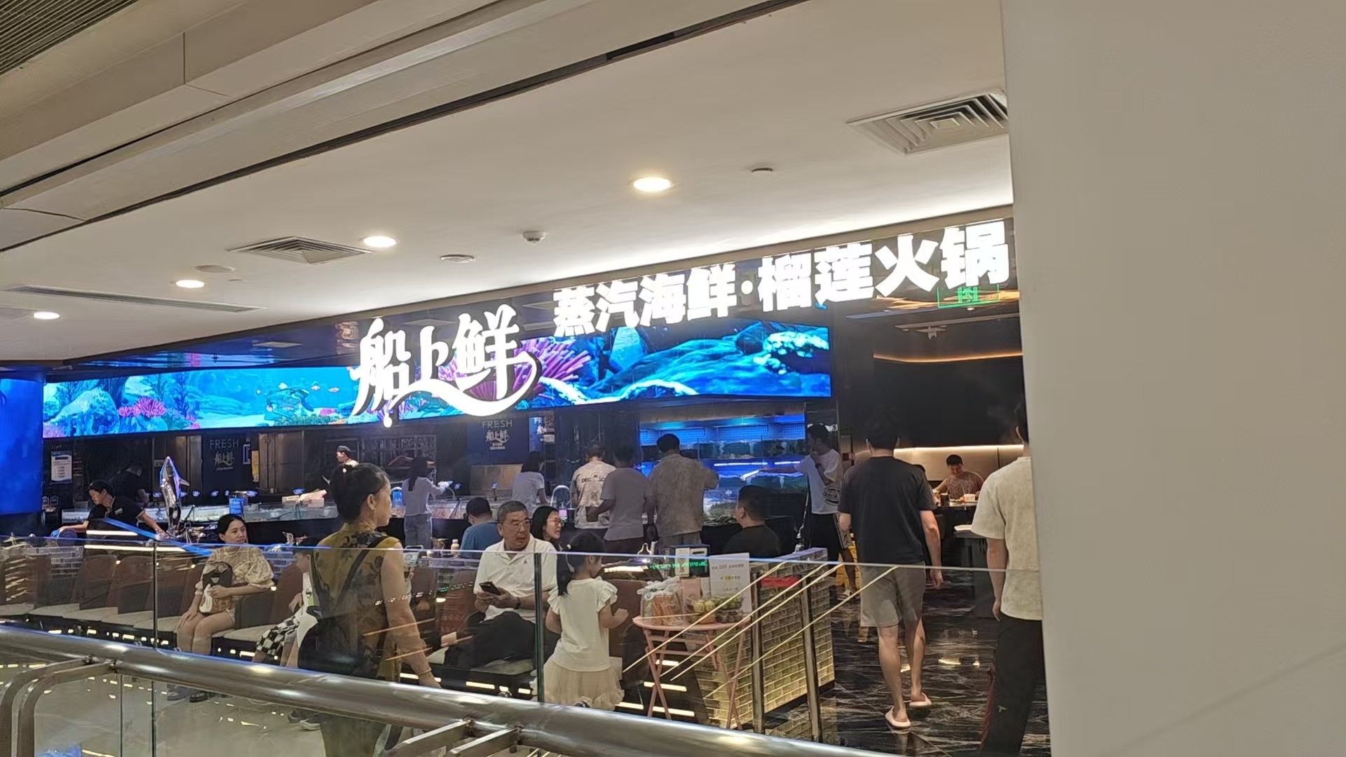 一顿吃掉一个月生活费，我却忙着吃忘了拍照，现在撑到一边吐一边哭，感觉白吃了！ 