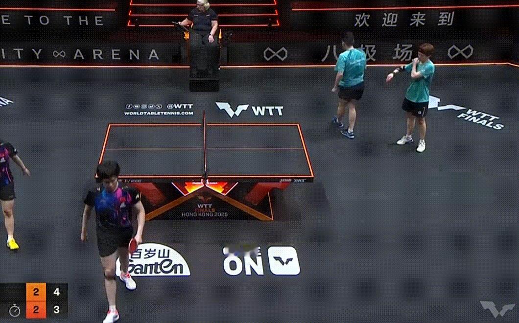 王楚钦真贴心，主动给莎莎递毛巾[赞]

12月12日，WTT总决赛，“莎头”混双