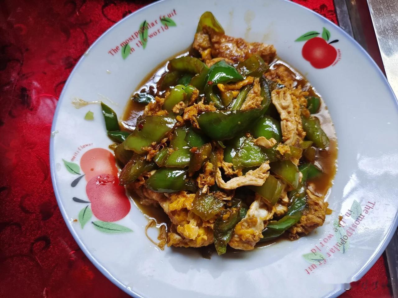 这个呢，就是那个辣椒炒鸡蛋，今天中午是我自己搞的饭，所以搞了一个自己喜欢吃的菜，