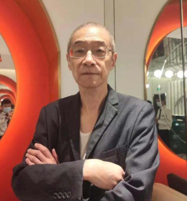 2024年，上海一位69岁大爷与96岁老母亲长期租住酒店，月租1万元。老母亲在酒