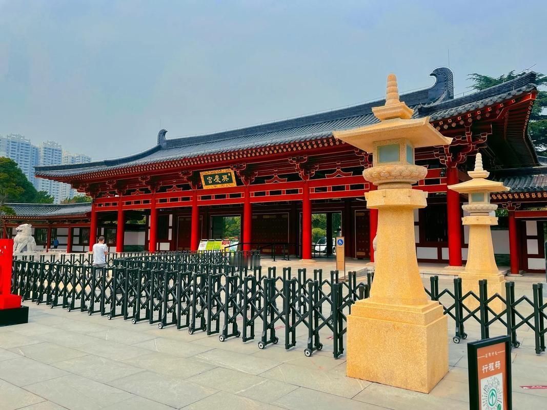 现西安兴庆公园今天早上兴庆公园南门被据说是拖欠工资的职工给关闭了。
我们小区有一
