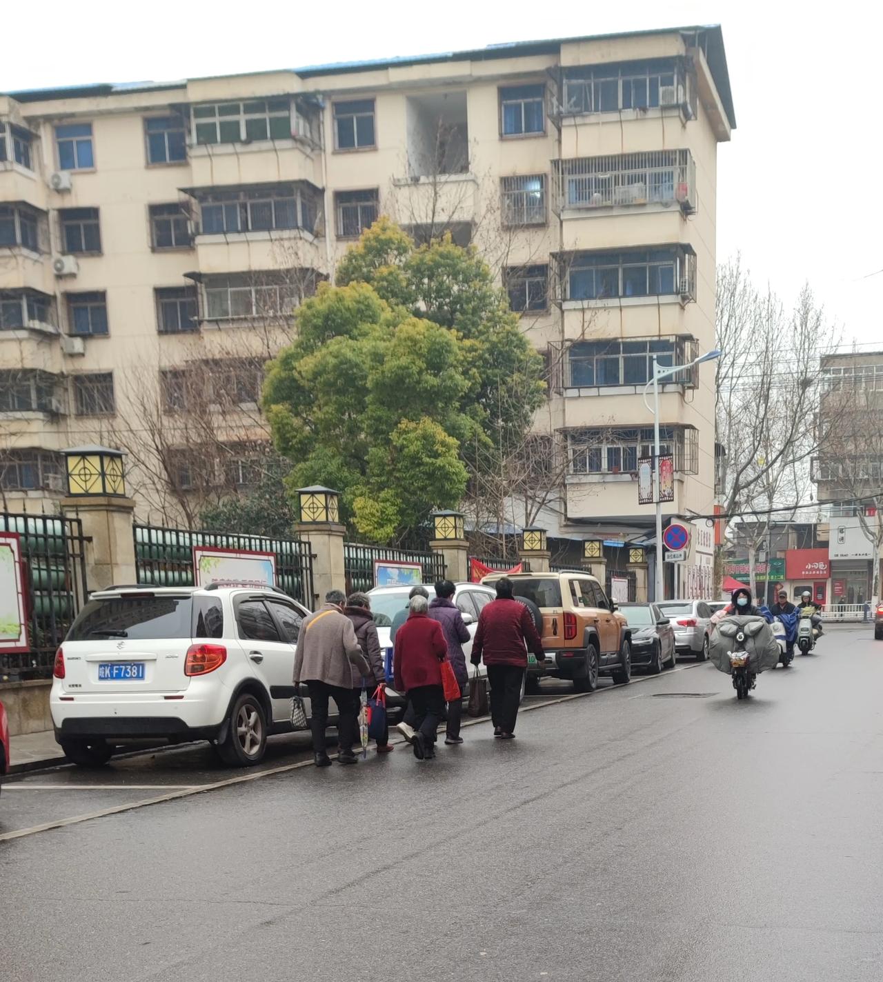 7点钟上班的路上

碰到好多这样成群结队的阿姨

他们起的真早啊

人手拎个袋子