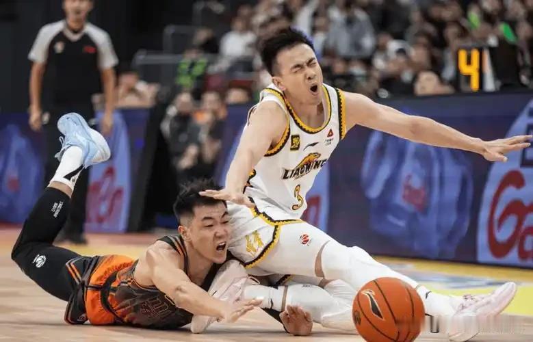 中国男篮热身赛赢球，不足喜。全场23次失误有点多了！廖三宁表现最拉胯，投篮7中2