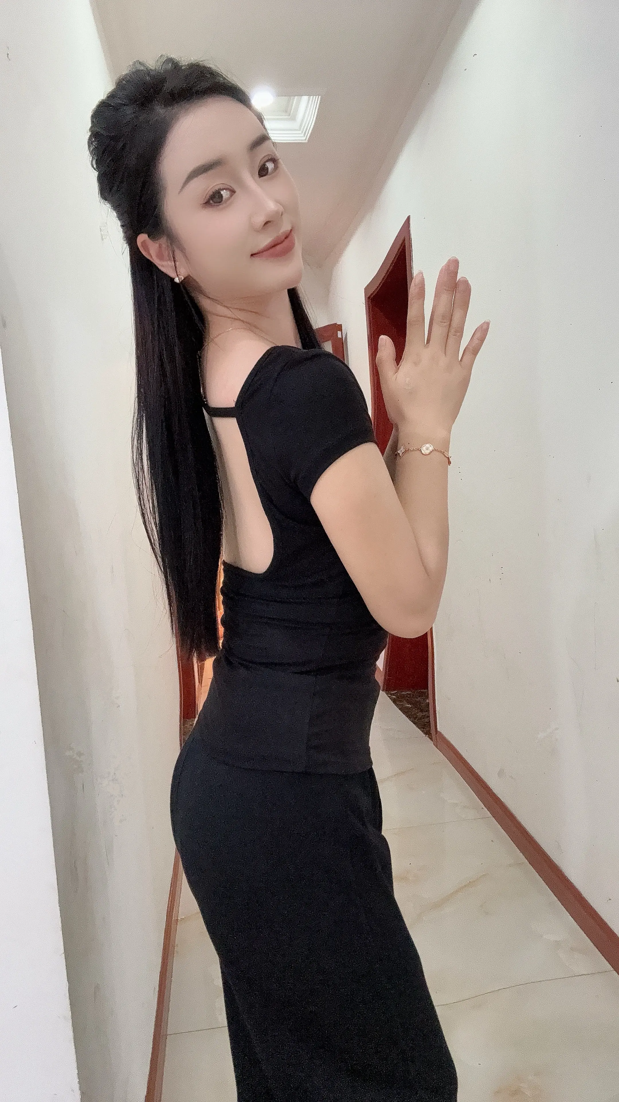 我向往的婚姻很简单，下班一起买菜，回家一起做饭，饭后牵着手散步，窝在沙...
