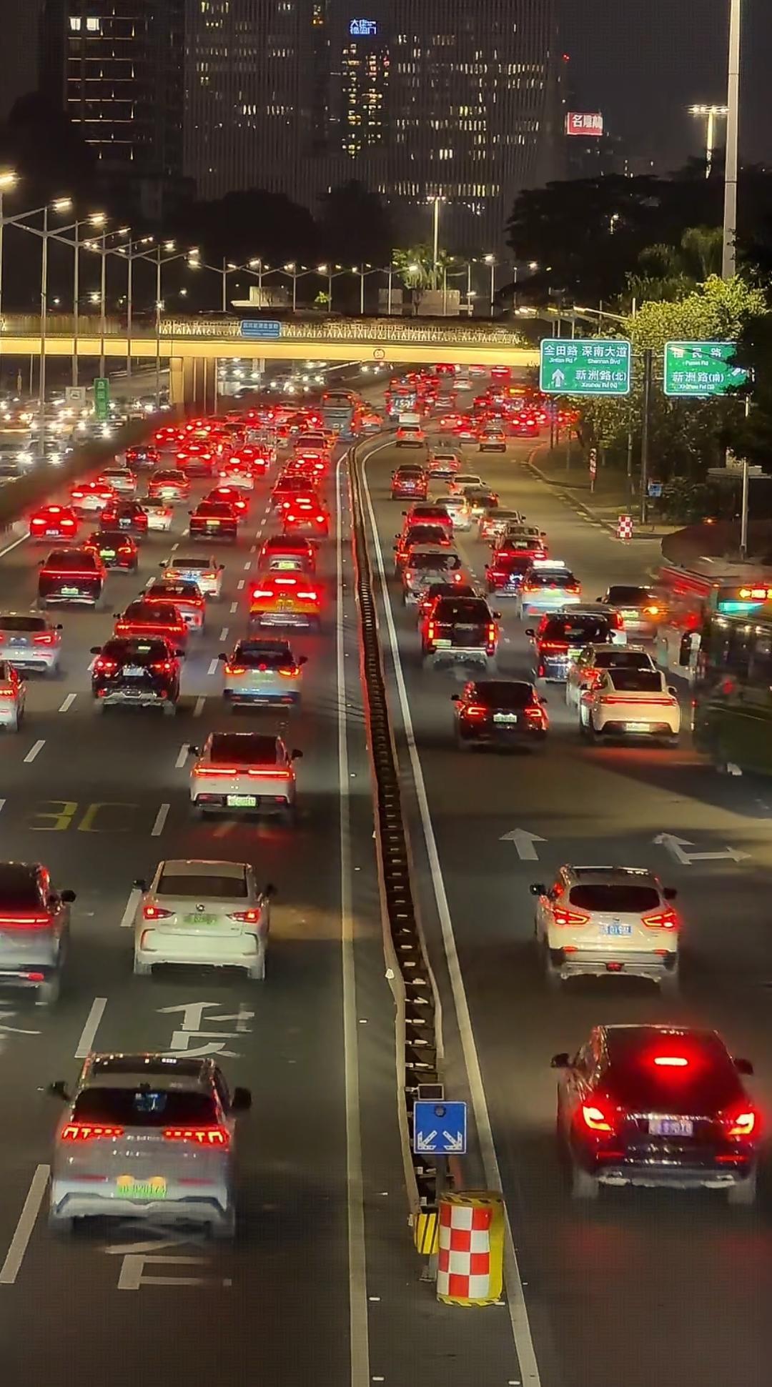 深圳常住人口数量1800万，其中每天有900多万人次是坐地铁。深圳的公交车数量也