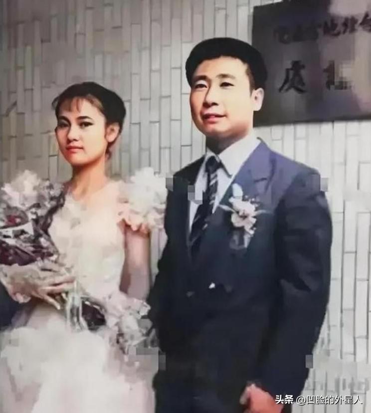 1983年，曾叛逃到台湾的飞行员王学成结婚了，在婚礼上，王学成笑得满脸灿烂，开心