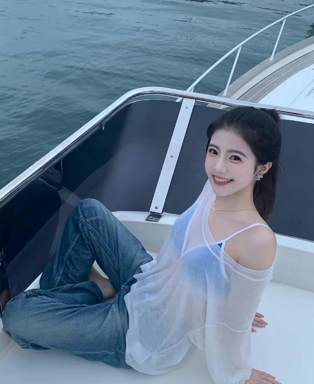 海边游艇上的甜美少女，笑容灿烂，享受美好时光！🌊💙👗白嫩丸子头美少女,你喜