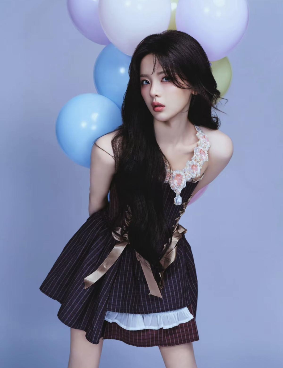 杨超越生日像素风写真，格纹吊带裙甜妹感直接拉满[比心][给力]娱乐明星