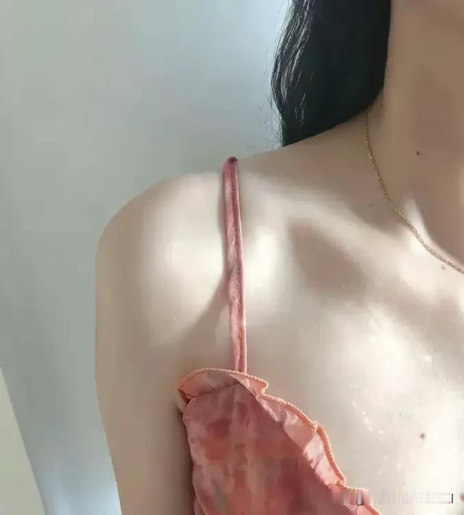 晚上正躺在床上刷手机，女下属突然给我发来一张图片，问我她的锁骨好看不好看？这明显