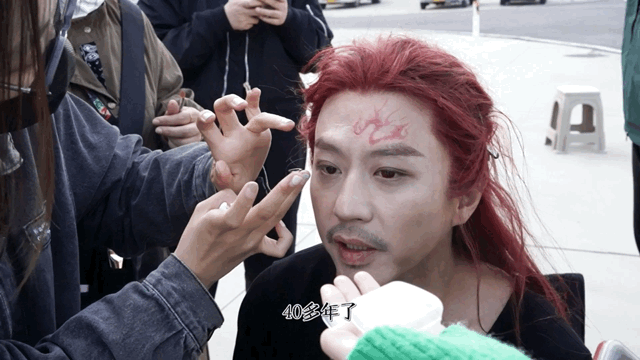 邓超进组的第一个阻碍是戴美瞳邓超都这个进组，这个美瞳戴着不舒服但也是戴上了，这个