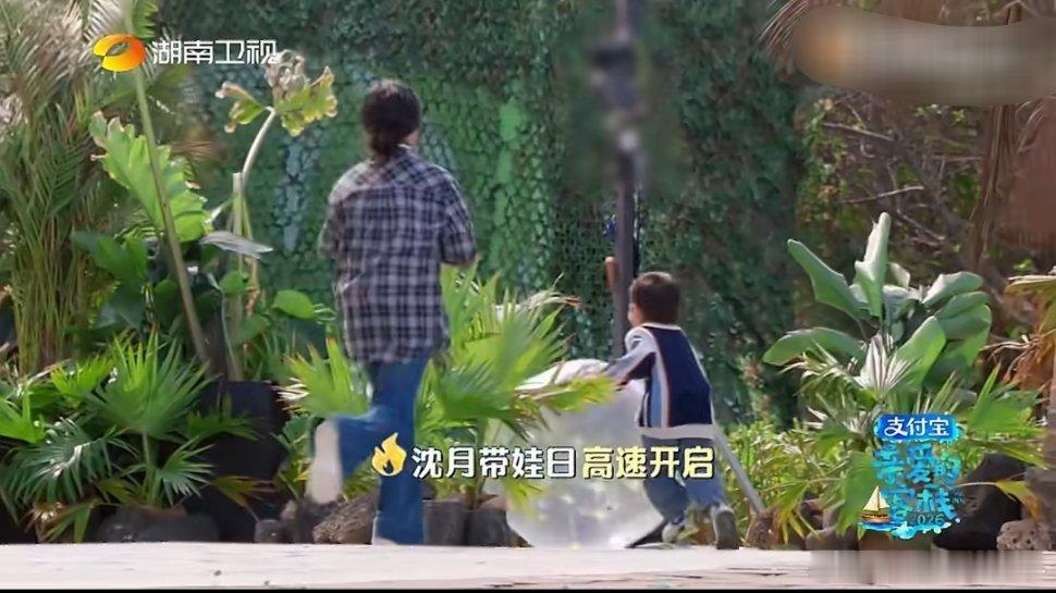 沈月温柔藏在细节里，趣味藏在反套路里，沈月带娃全程暖心又有趣沈月反套路带娃 亲爱