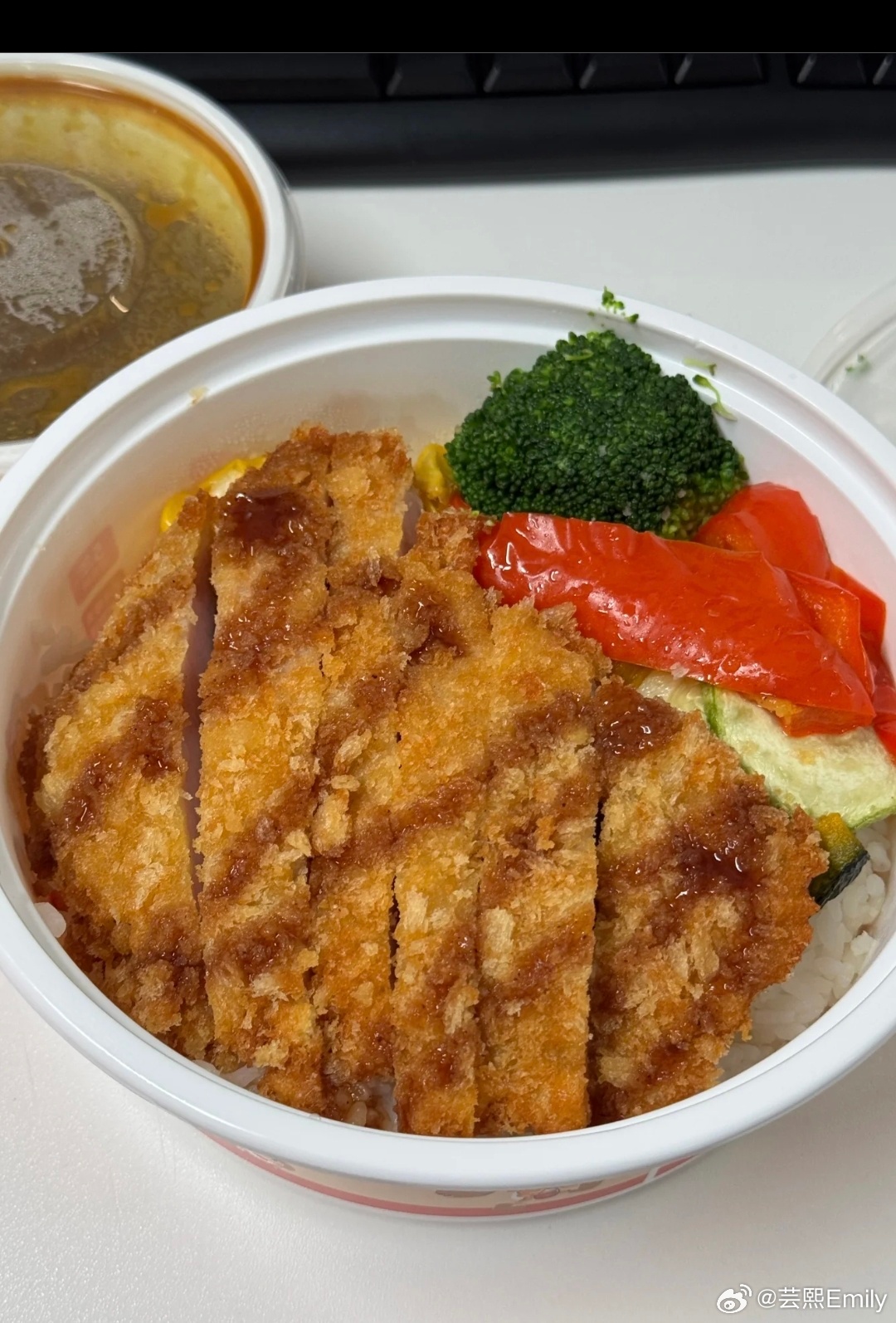 打工人中午也要吃点好的！今日午餐：咖喱猪排饭！ ​​​
