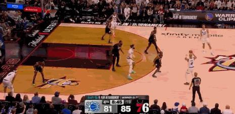 小瓦加速上篮打进！！ 