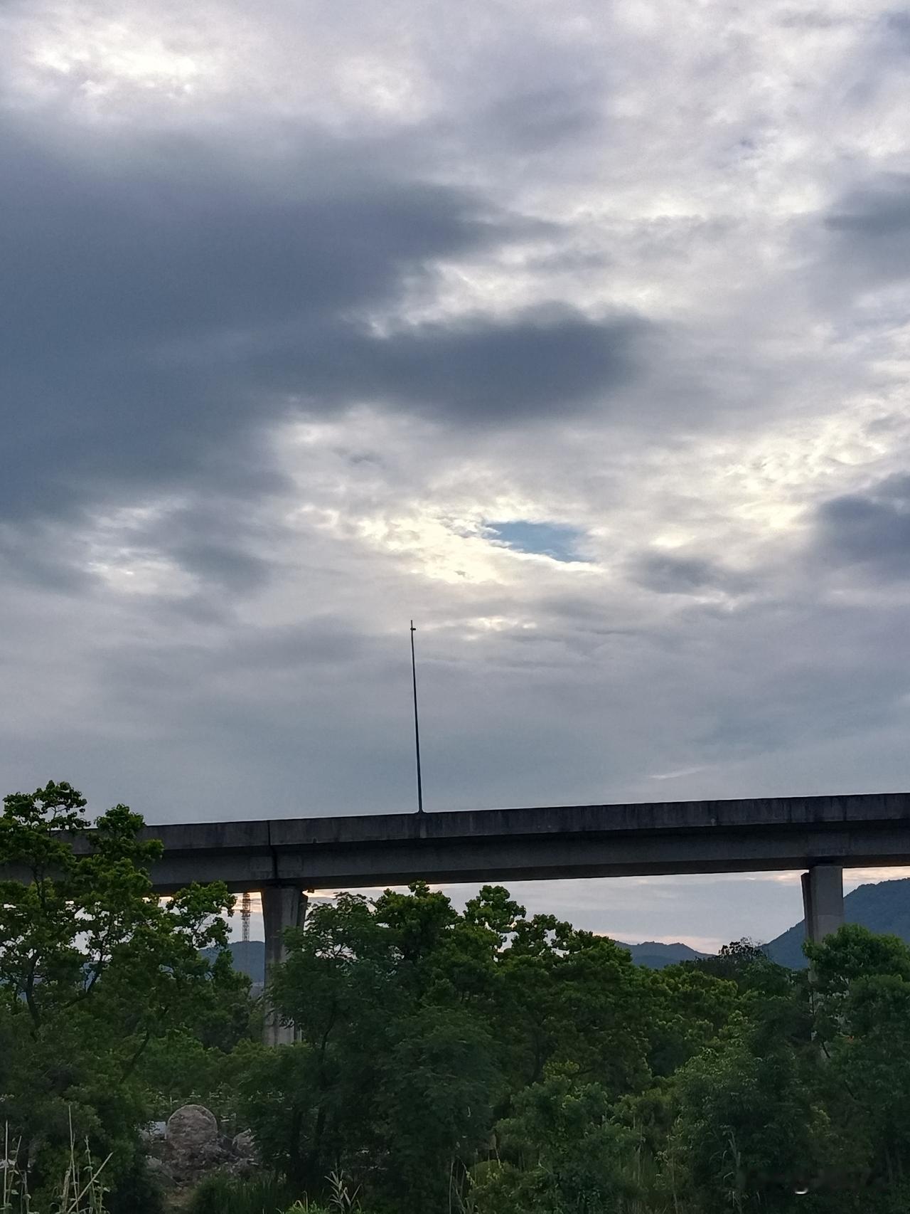 就拿声名远扬的德云社来说，其三四百人的相声团队（还不包括德云社其他演出单位），偶