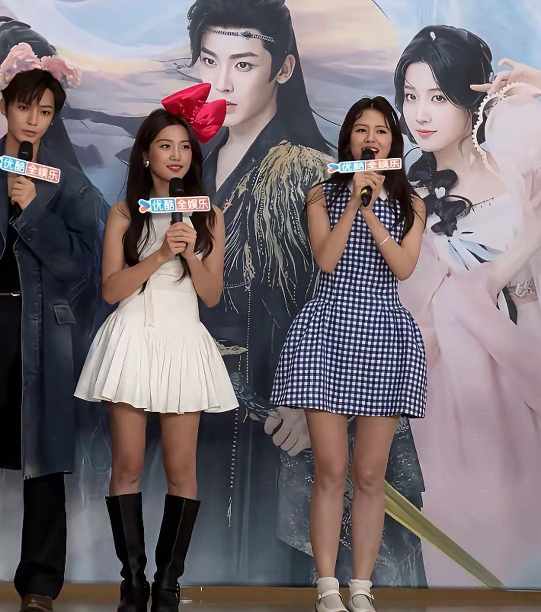 卢昱晓的腿形还没有旁边的女孩好看，有点O字腿。 