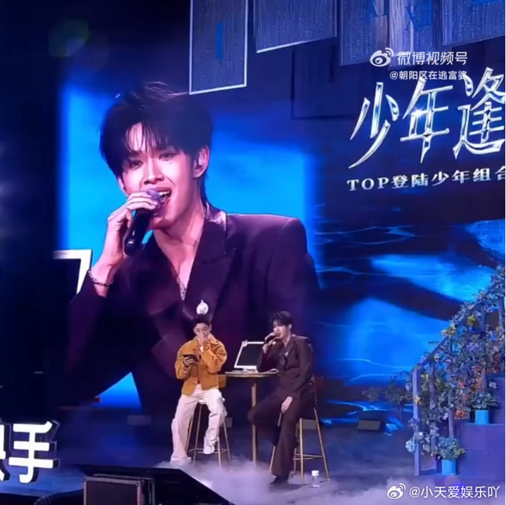 张极唱了周杰伦的歌张极唱新歌 刚刷到张极唱《烟花易冷》的视频直接循环到手机发烫！