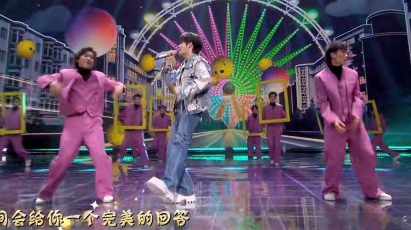 蒋敦豪首登湖北春晚好像这是他首次参加湖北卫视春晚，将在台上演唱歌曲《向前冲吧》 