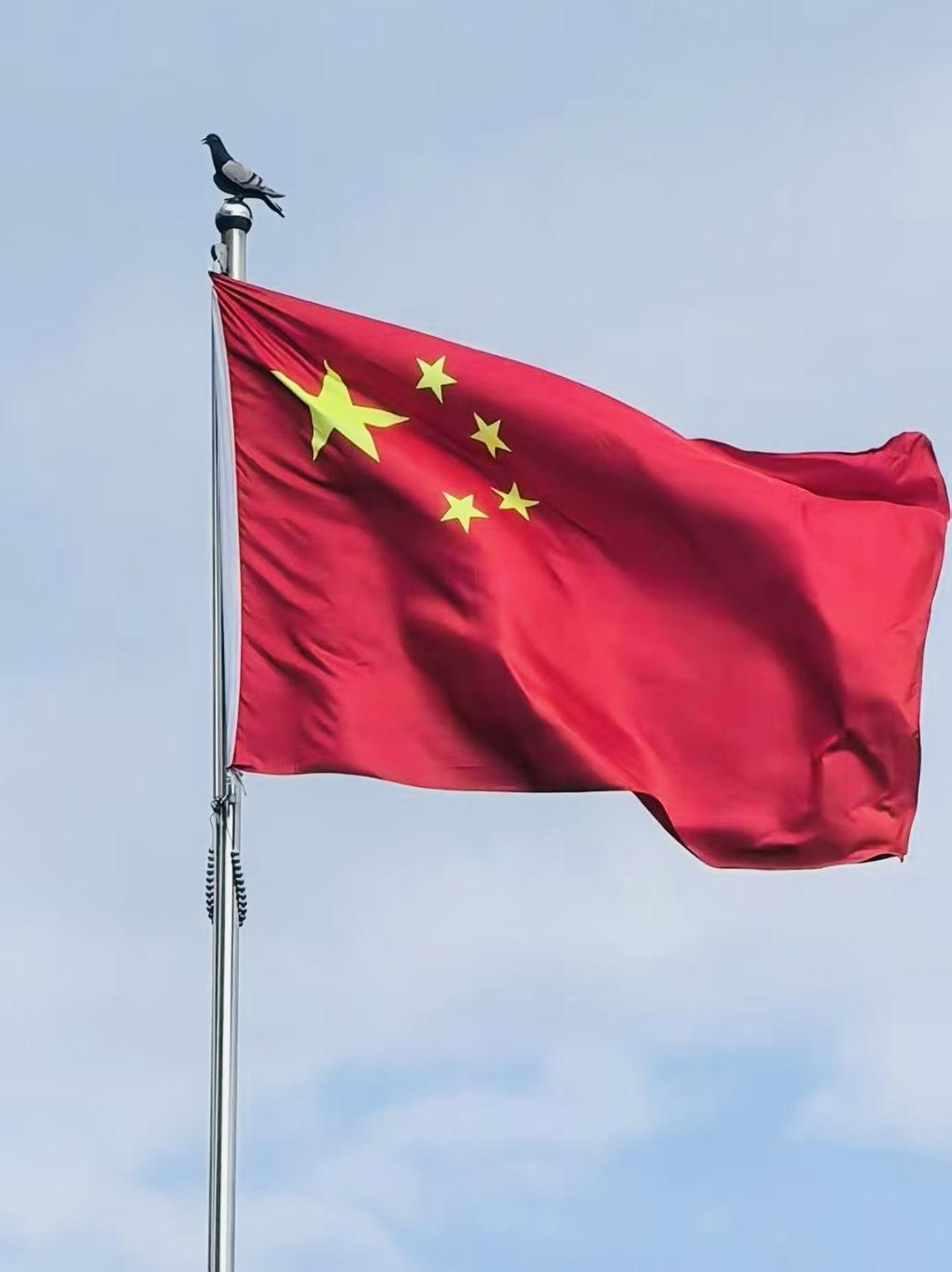 信仰的红旗，扛着和平的重任。红色信仰永不灭