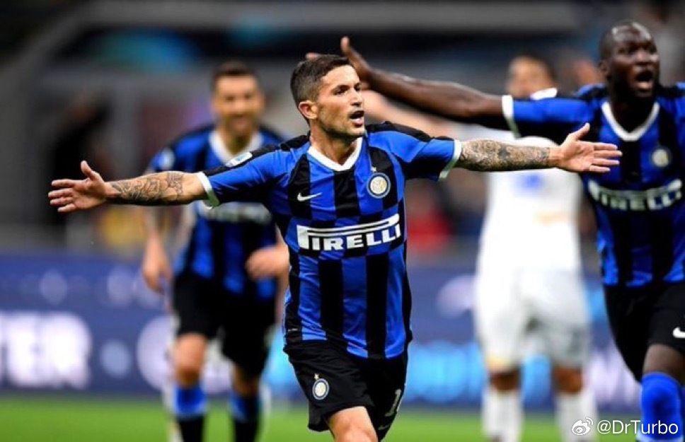 二埃 ：在国米踢球的时候 我们拥有非常出色的进攻球员 但当时我合作过的最强球员是