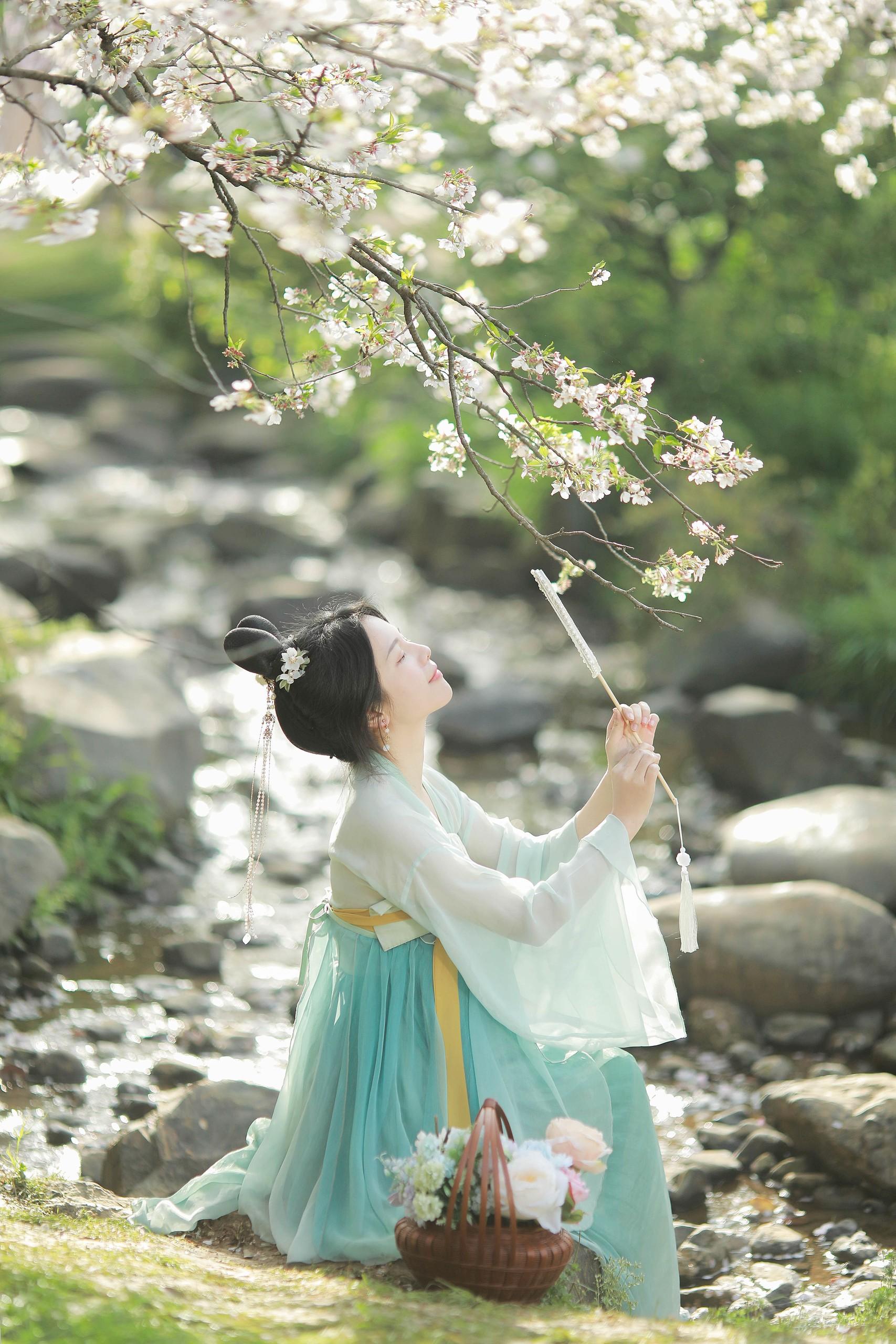摄影师都喜欢第一张，客人喜欢第二张🌸。宝子们，想在武汉东湖樱花园拍出...